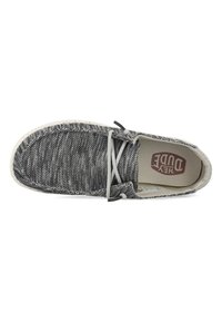 Zapato sin cordones de patrón gris con un upper de tela texturizada y una suela de goma blanca. Cuenta con cordones grises y un logo en la plantilla.