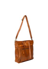 Sac fourre-tout en cuir marron avec une bandoulière unique réglable, dotée d'une poche zippée à l'avant et de deux poignées supérieures. Texture lisse, design minimal.