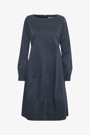 Granatowa sukienka z długim rękawem, z kwadratowym dekoltem, z zapięciem na zamek z tyłu, z bufkami na rękawach oraz lekko rozkloszowanym dołem. Gładka tekstura materiału.