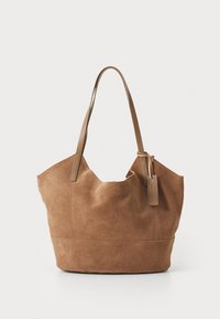 Bolso tote de ante en marrón medio con una textura suave, apertura amplia, dos asas a juego y una etiqueta adjunta.