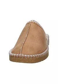 Pantofola in suede color tan, con punta arrotondata, dettagliata con un bordo cucito di colore contrastante e una suola testurizzata per una presa migliore. Design semplice e funzionale.
