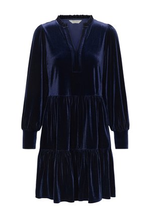 Robe en velours bleu marine avec un col à volants, de longues manches bouffantes et un design de jupe à étages. Le tissu a une texture douce et lisse.