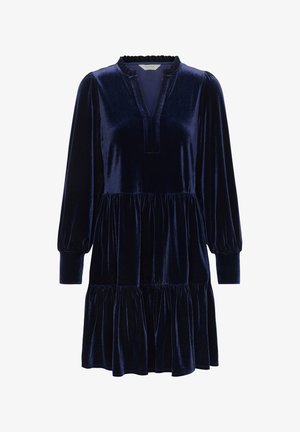 Robe en velours bleu marine avec un col à volants, de longues manches bouffantes et un design de jupe à étages. Le tissu a une texture douce et lisse.