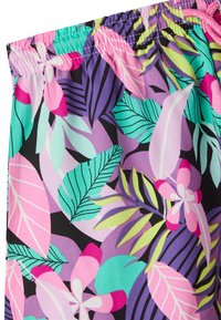Costume da bagno con un vivace motivo floreale che presenta foglie rosa, verdi e viola su uno sfondo nero; vita elasticizzata con cordoncino.