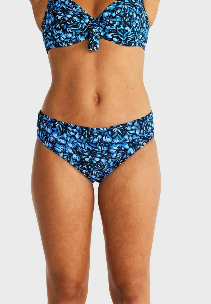 Blå blommig bikini-set som har en knyt-fram topp och högmidjade underdelar, båda med ett livligt mönster på en mörk bakgrund. Mjuk, elastisk tyg.