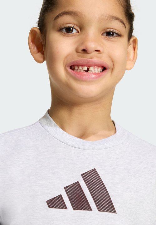 adidas LITTLE KID DISNEY MICKEY UNISEX - Print T-shirt - light grey heather/off white — foto 3