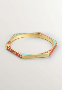 Brazalete octagonal de oro con acentos en rojo y azul claro, que presenta estrellas y patrones geométricos, textura suave y acabado pulido.