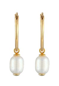 Orecchini a cerchio in oro con ovali perle bianche appese, dalla texture liscia, con chiusure sicure. Design elegante con accenti minimi.