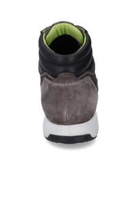 Grå ruskind og sort lædersko med polstret krave, grøn inderside og hvid gummisål. Har brandnavn på hælen.