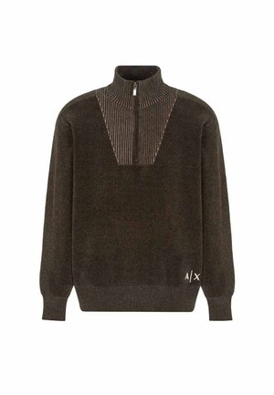 Maglione marrone lavorato a maglia con colletto alto e cerniera a quarto di giro. Presenta accenti a coste verticali e un logo sul lato inferiore.