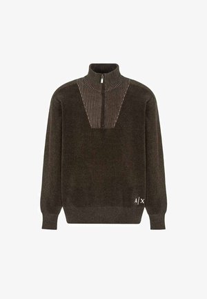 Maglione marrone lavorato a maglia con colletto alto e cerniera a quarto di giro. Presenta accenti a coste verticali e un logo sul lato inferiore.