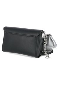 Clutch bag in pelle nera con patta pieghevole, hardware argentato, tracolla a catena e borsetta argentata attaccata. Superficie testurizzata con design minimalista.