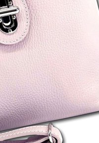 Roze leren handtas met een textuur, voorzien van een zilveren sluiting en een bijpassende schouderband, die het compacte ontwerp benadrukt.