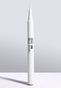Biały eyeliner w płynie z cienkim pędzelkiem. Posiada minimalistyczny design oraz czarny tekst z napisem marki i szczegółami produktu.