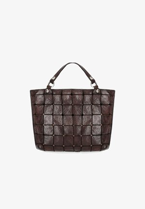 Borsa a tracolla in pelle marrone con texture intrecciata, motivi squadrati e due manici corti con dettagli metallici nei punti di attacco.