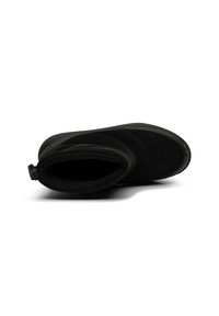 Stivaletto in suede nero con forma arrotondata, dotato di pannelli laterali imbottiti, un tappo per il pollice e una suola texturizzata per una migliore aderenza.