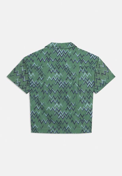 Πράσινο κοντομάνικο πουκάμισο με μαύρο και ανοιχτό μπλε ζιγκ-ζαγκ μοτίβο, γιακά τύπου spread και λεπτομέρεια πίσω στο πέτο.