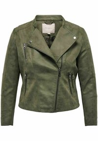 Chaqueta de biker de piel sintética de color verde oliva con cierre de cremallera asimétrico, múltiples bolsillos con cremallera y un corte estructurado con una textura suave.