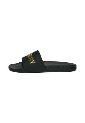 Sort slidssandal med tekstureret sål og bred rem med guldpræget "SUPERDRY" mærke.