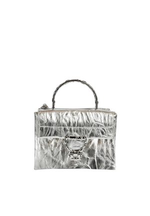 Pequeño bolso de mano metálico plateado con asa superior, forma rectangular y solapa frontal con cierre de broche cuadrado.