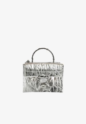 Pequeño bolso de mano metálico plateado con asa superior, forma rectangular y solapa frontal con cierre de broche cuadrado.