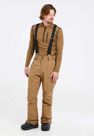 Bruin thermisch longsleeve basislaag met ritskraag, gecombineerd met bruine sneeuwbroek met verstelbare zwarte bretels en vier zakken.