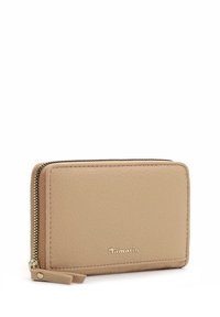 Portafoglio in pelle beige con superficie testurizzata, chiusura con zip e accessori in metallo dorato. Presenta un logo del marchio ben visibile sul davanti.