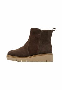 Bottes chelsea en daim marron avec des panneaux élastiques sur les côtés, une languette pour un enfilage facile, et une semelle en caoutchouc beige contrastante avec un motif texturé.