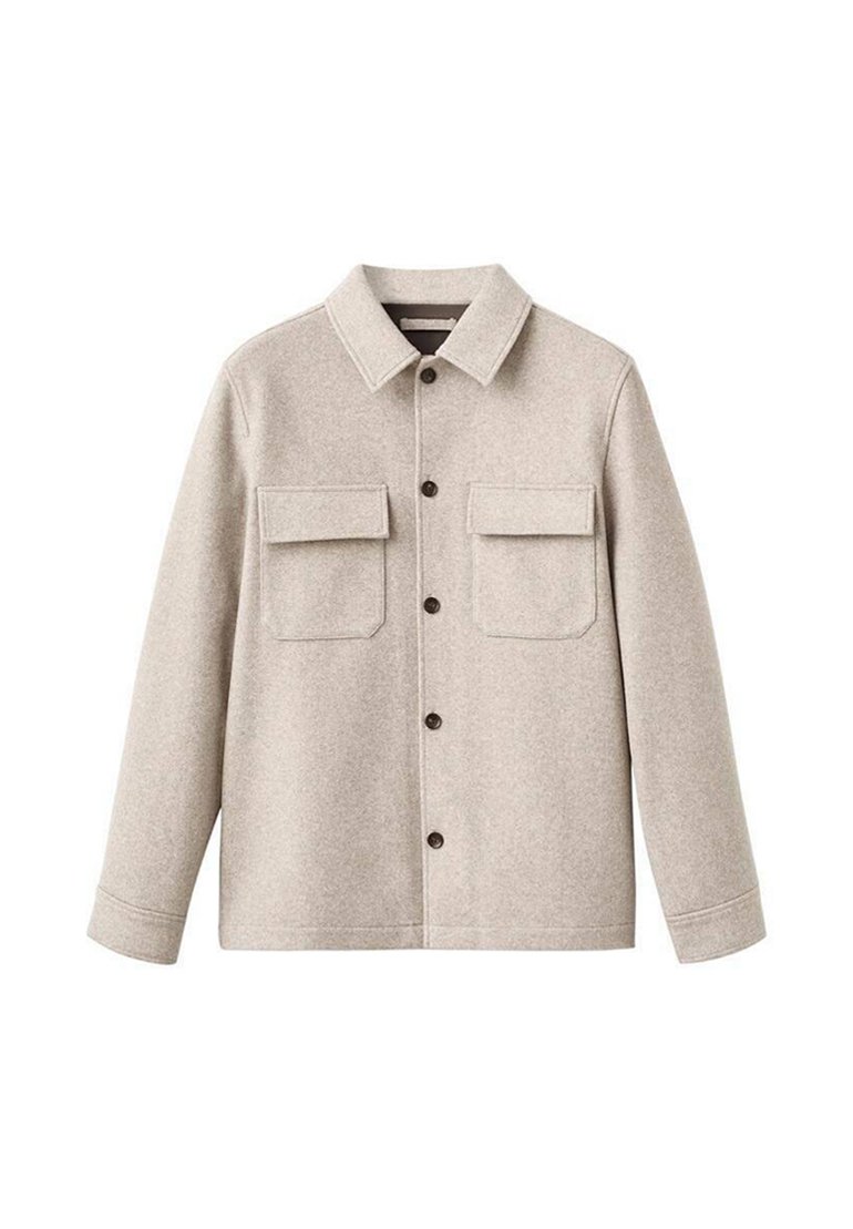 Giacca camicia di lana beige con colletto, due tasche sul petto e bottoni marroni. Maniche a taglio dritto e una texture liscia.