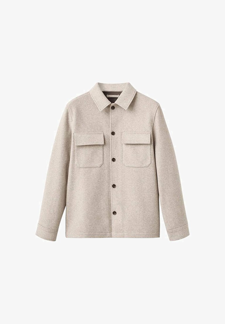 Giacca camicia di lana beige con colletto, due tasche sul petto e bottoni marroni. Maniche a taglio dritto e una texture liscia.