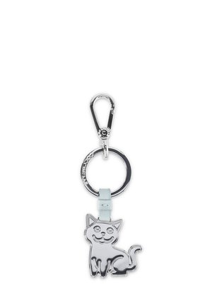 Portachiavi in metallo argentato con un ciondolo di gatto sorridente attaccato a un anello rotondo e un gancio a moschettone per fissaggio.