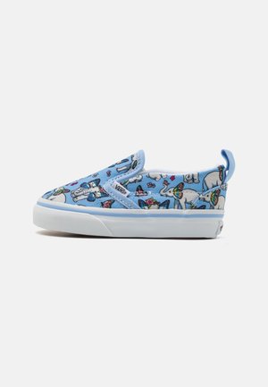 Baskets Vans bleu clair à enfiler pour enfants avec semelles blanches, ornées de motifs colorés de papillons et d’éléphants.