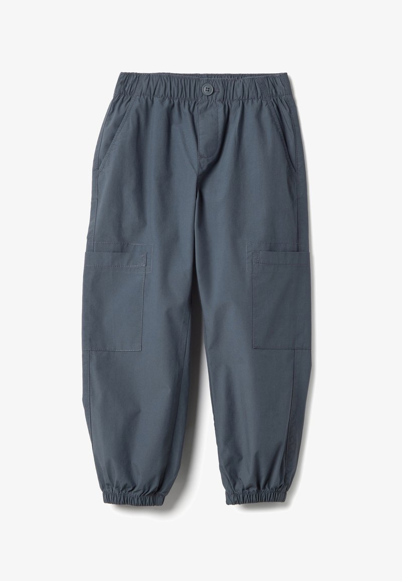 Pantalon cargo gris foncé en matériau léger, avec une taille élastique, des poches latérales et deux grandes poches cargo.