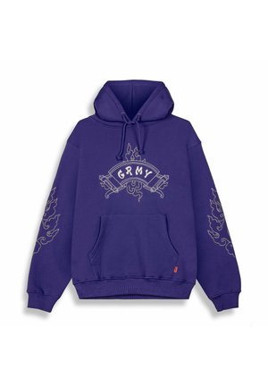 Fioletowa bluza z kapturem z przednią kieszenią, regulowanym kapturem i dekoracyjnymi motywami płomieni z napisem "GRMY" na środku oraz na rękawach.