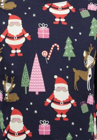 Tessuto blu navy con una stampa fantasiosa di Babbo Natale, renne, alberi di Natale, bastoncini di zucchero e regali in colori vivaci e vari motivi.