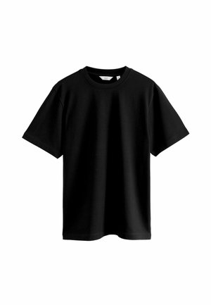 Musthave mustaga varrukatega t-särk, mis on valmistatud pehmest puuvillakangast. Omab ümmargust kaela ja vabalt istuvat lõiget, ilma nähtavate mustrite või detailideta.