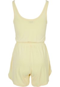 Un short en coton jaune avec un décolleté rond, une taille élastique et un bas fluide. Texture douce, détails minimaux.