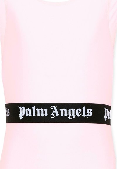 Ceinture élastique noire avec texte blanc en Old English "Palm Angels" sur un vêtement ou un haut rose clair.