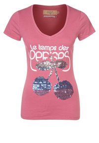 Rosa v-ringad t-shirt med vit grafisk text och en paljetterad körsbärsdesign i silver och blått. Mjuk, lätt bomullsmaterial.