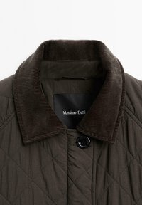 Prošívaná tmavozelená bunda s hnědým kordovým límcem, jednobuttonovým zapínáním a štítkem s nápisem "Massimo Dutti."