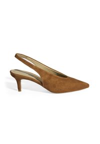 Talons aiguilles en daim marron, avec un bout pointu et un talon de 6,35 cm. Présente un design découpé sur les côtés pour la ventilation et le style.