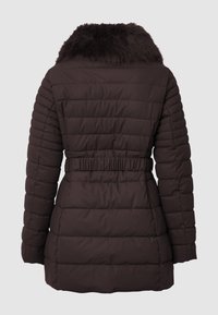Giubbotto puffer marrone con vita stretta, caratterizzato da un colletto in pelliccia sintetica, texture trapuntata e maniche lunghe. Vista posteriore, senza tasche.