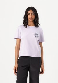 Lilac short-sleeve t-shirt made of cotton, featuring a graphic design on the left chest area, with a relaxed fit and crew neckline.