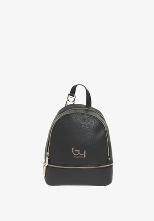 Zaino in pelle nera con finitura testurizzata, forma arrotondata, accessori in metallo dorato, due scomparti con cerniera e manico superiore.