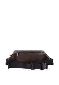 Borsa lombare in pelle marrone con superficie texture e parte superiore con zip. Presenta una tracolla nera regolabile con fibbia a sgancio rapido.