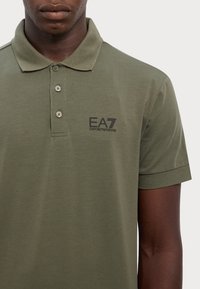 EA7 Emporio Armani TRAIN CORE - Polokošeľa - beetle
