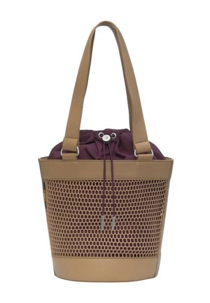 Brun lædertaske med mesh-yderlag, lilla snørelukning indvendig pose og to skulderstropper.