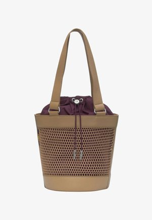 Borsa tote in pelle marrone con strato esterno in mesh, sacca interna con coulisse viola e due spallacci.