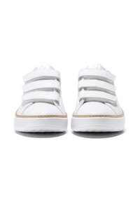 Sneaker bianchi con tre cinturini in velcro, tomaia in pelle liscia, punta arrotondata e suola in gomma color nocciola.