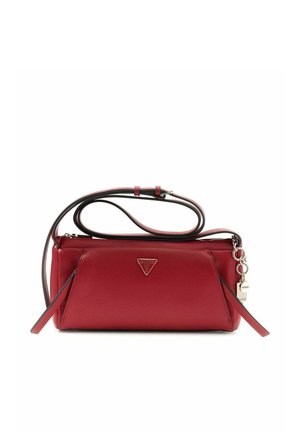 Sac à bandoulière Guess en cuir rouge avec sangle réglable, fermeture zippée sur le dessus, logo à l'avant et breloques porte-clés dorées sur le côté.